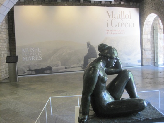 L'escultora titulada "Mediterrània" actualment la podem contemplar just a l'entrada del pati del Museu.